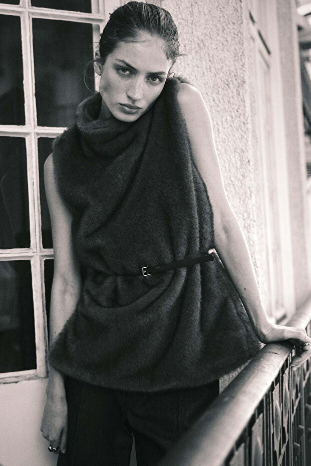 بلوزة بياقة مدورة وحزام - 5