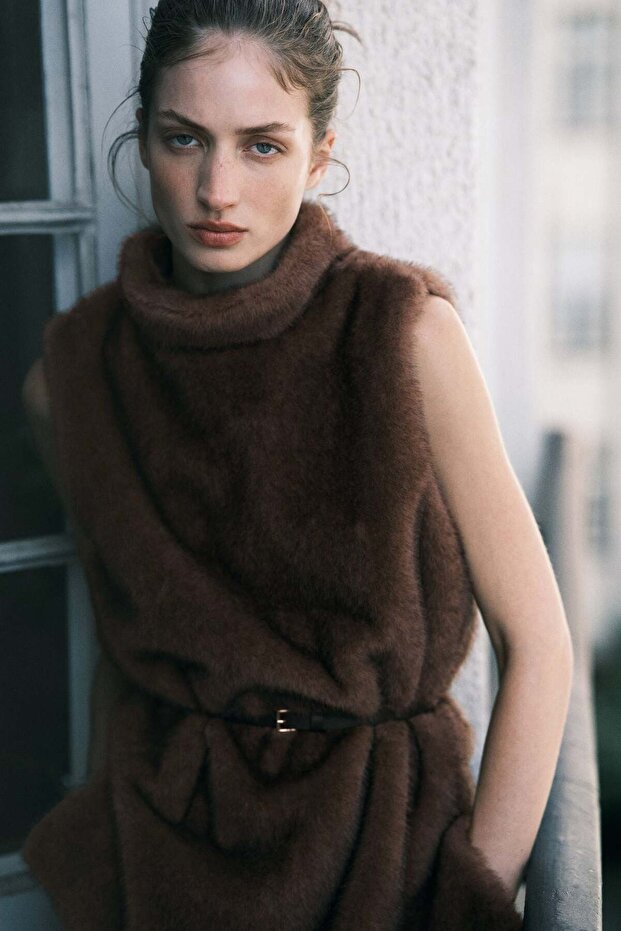 بلوزة بياقة مدورة وحزام - 2