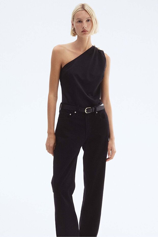 بلوزة بكتف واحد وتفاصيل أزرار - 5