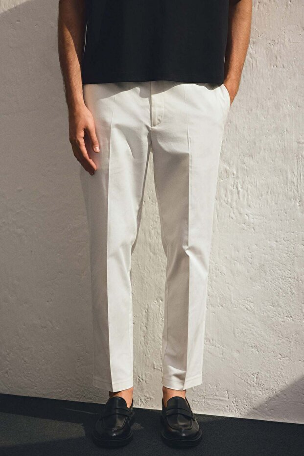بنطلون قصير بقصة Slim Fit