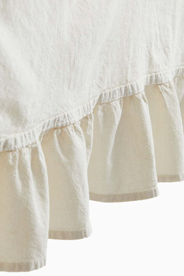 Frill-trimmed tablecloth