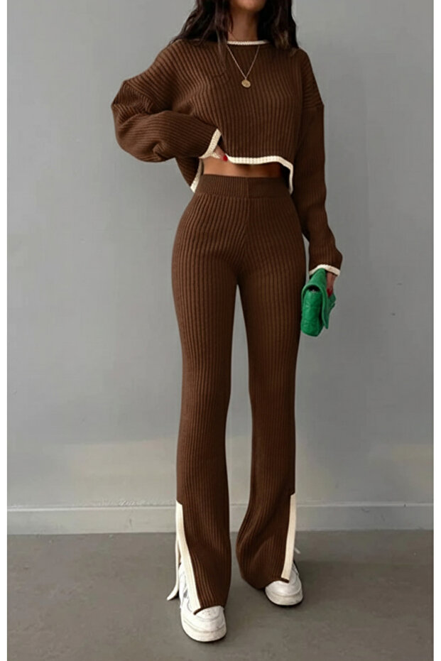 Kobieta z podwiniętymi nogawkami, viralowy zestaw dzianinowy - 1