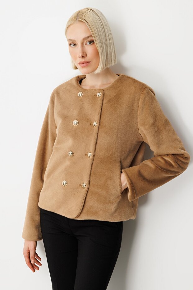 سترة بأزرار من قماش الفرو الناعم - 2