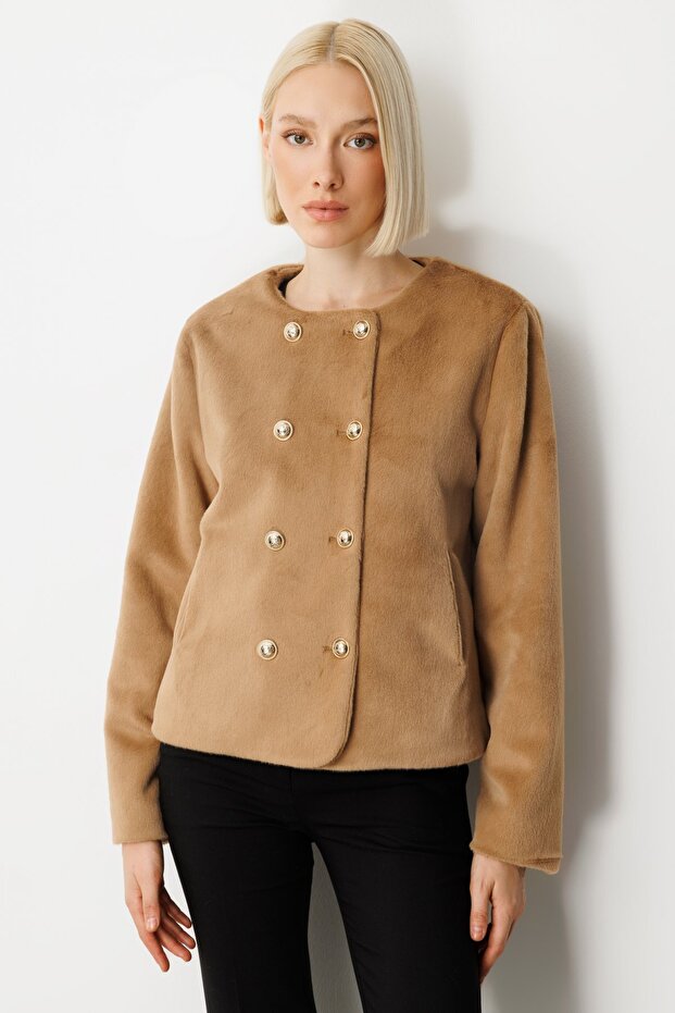 سترة بأزرار من قماش الفرو الناعم - 1