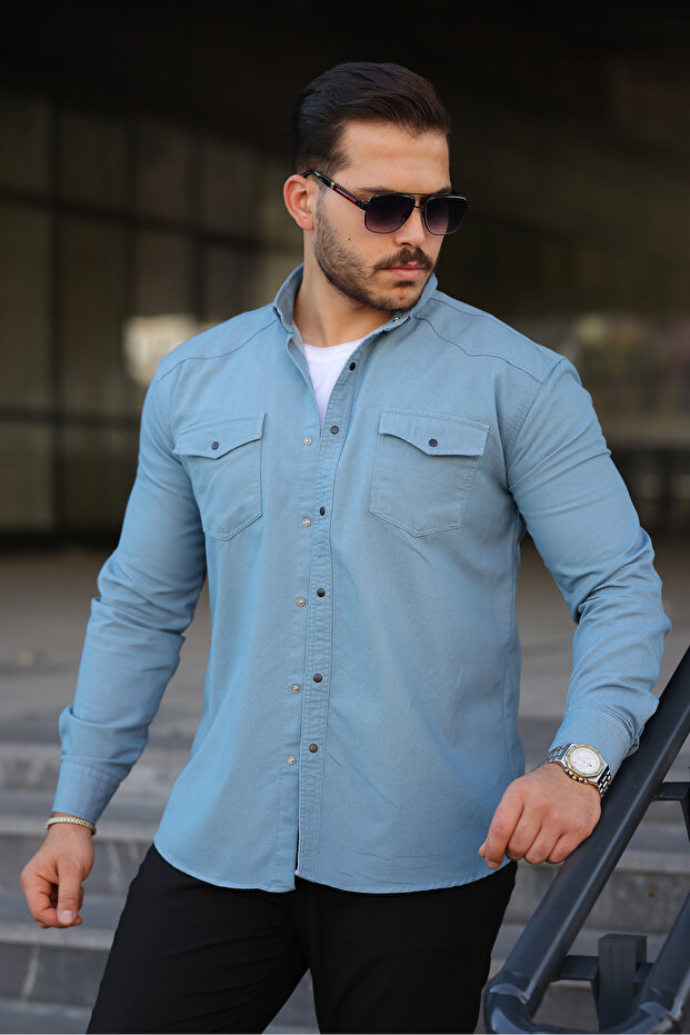 قميص رجالي ذو قصة ضيقة بأكمام طويلة وجيوب من الدنيم الأزرق