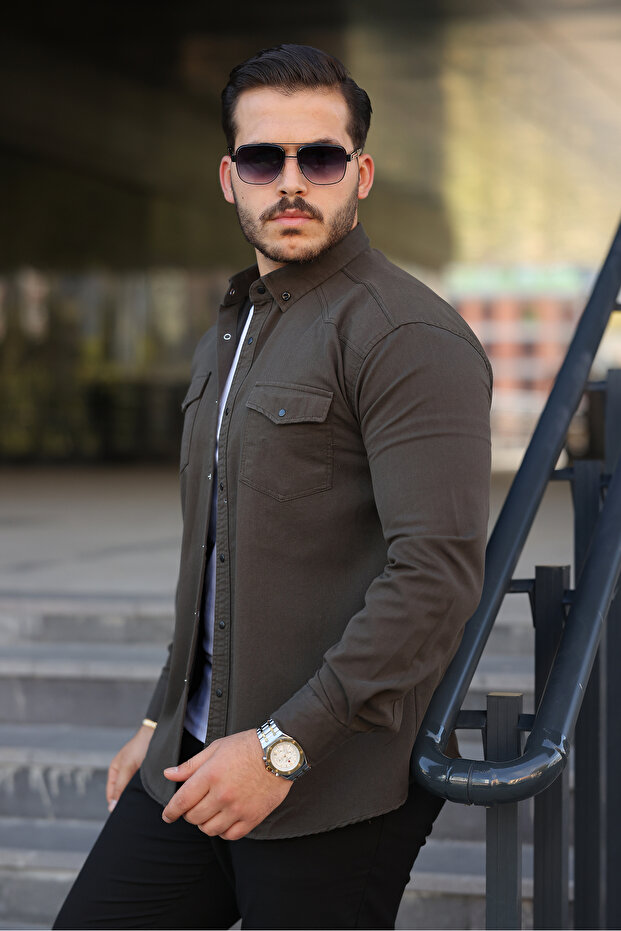 قميص رجالي ذو قصة ضيقة بأكمام طويلة وجيوب من الدنيم البني
