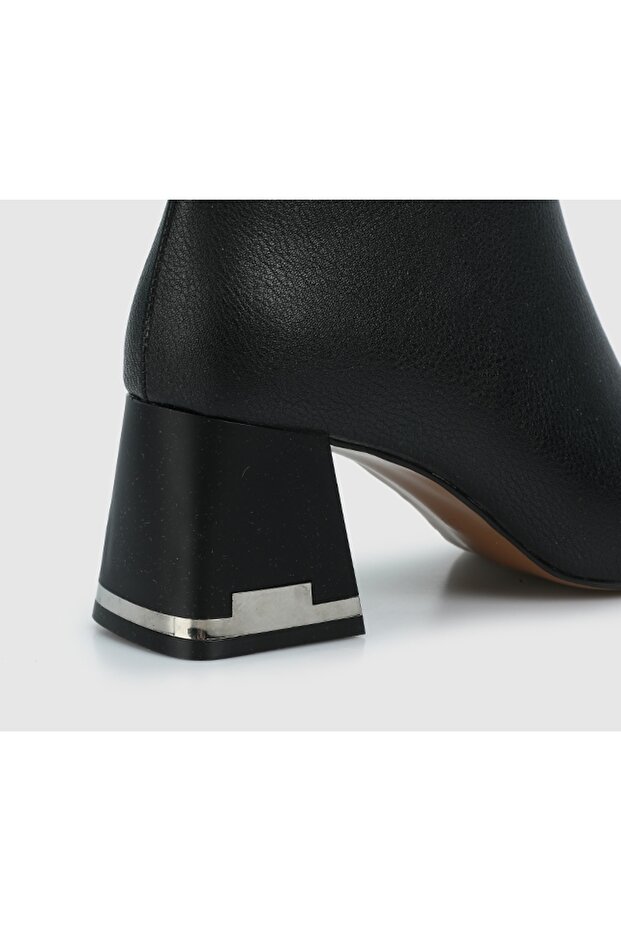 Siyah Kadın Bot - 5