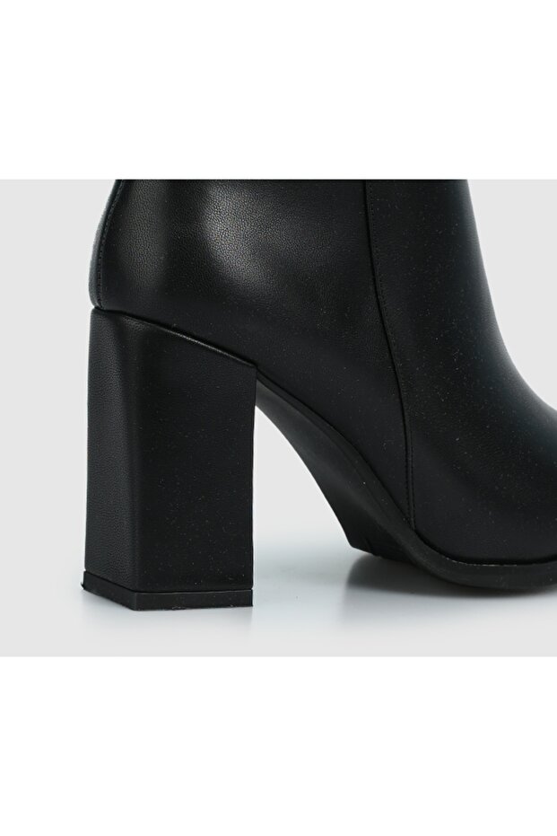 Siyah Kadın Bot - 5