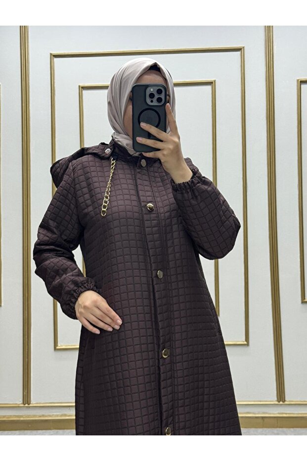 قبعة مبطنة بتفاصيل سلسلة من إيليت بغطاء رأس