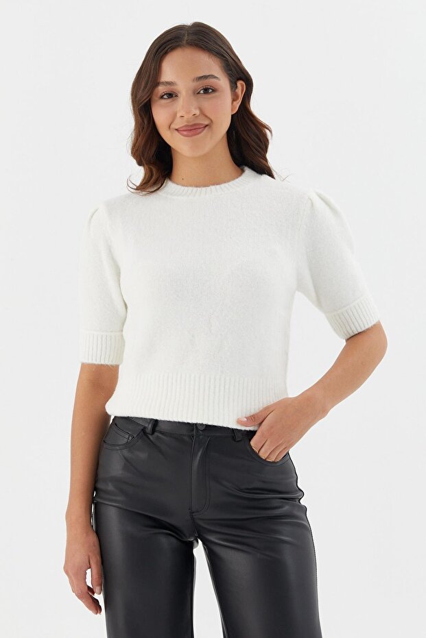 Short balloon sleeve knit blouse ecru