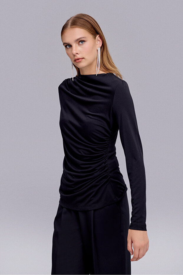 Büzgü Detaylı Siyah Örme Bluz - 2