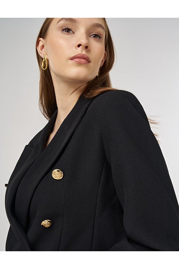 سترة بليزر بأزرار ذهبية باللون الأسود - 6