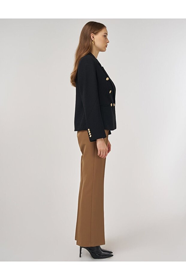 سترة بليزر بأزرار ذهبية باللون الأسود - 5