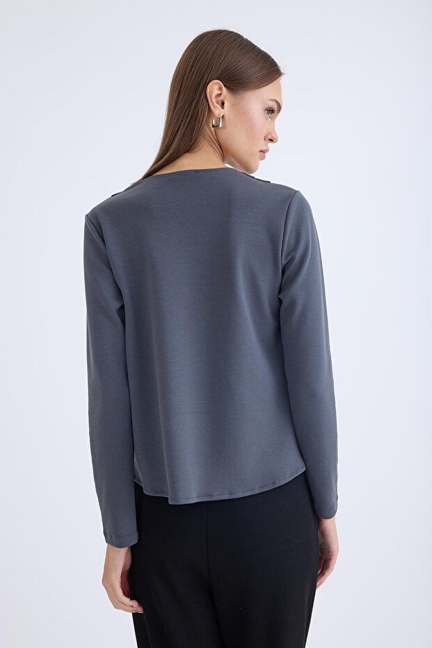 بلوزة بأكمام طويلة وأزرار على الكتف وياقة على شكل حرف V - 4