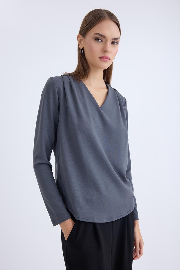 بلوزة بأكمام طويلة وأزرار على الكتف وياقة على شكل حرف V - 5