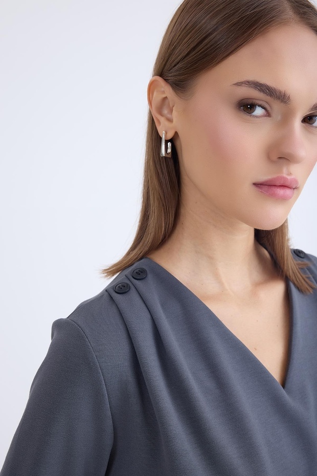 بلوزة بأكمام طويلة وأزرار على الكتف وياقة على شكل حرف V - 2