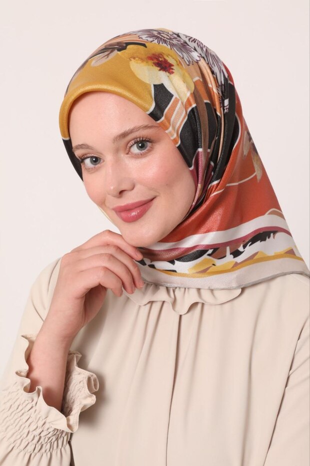 وشاح كريستالي لامع بنمط باتيك مزهر