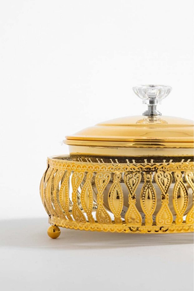 Golden date with a gilded circular frame - 3