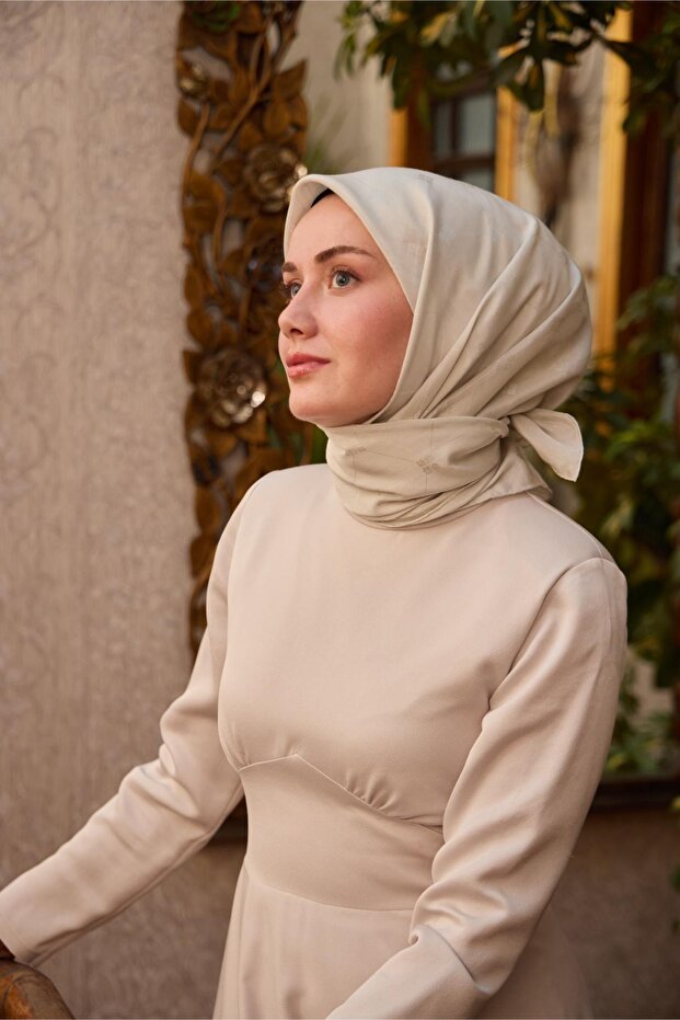 وشاح من الحرير القطني مونوغرام بنمط إكرو كريمي مع تصميم أنيق 90x90