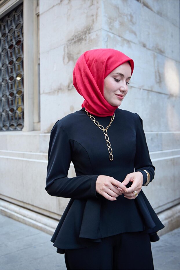 وشاح من الحرير القطني مونوغرام بنمط أحمر فوشيا مع تصميم أنيق 90x90