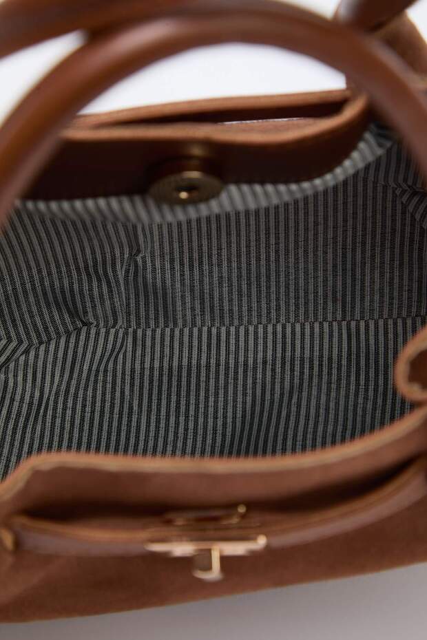 Mini-City-Tasche aus hellbraunem Wildleder mit Kreuzriemen für Hand und Schulter TWOSS25OC00003 - 4