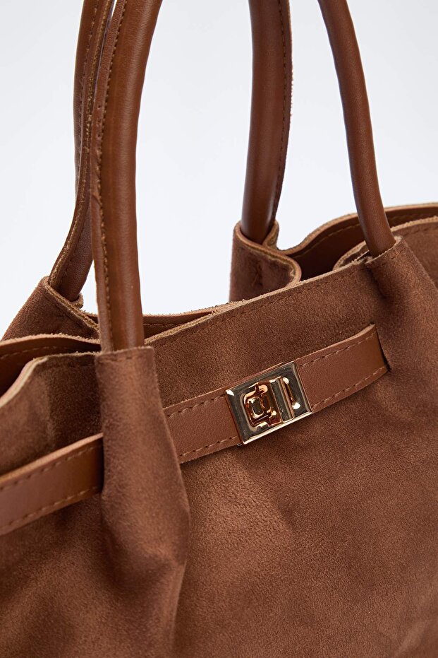 Mini-City-Tasche aus hellbraunem Wildleder mit Kreuzriemen für Hand und Schulter TWOSS25OC00003 - 3