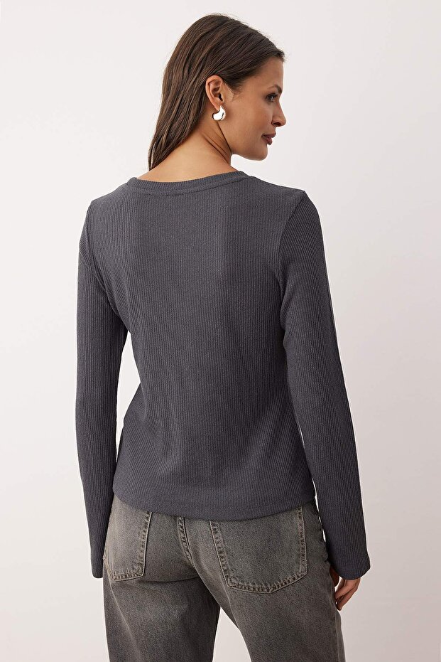 Wardrobe Essentials – Antrasit Triko Görünümlü Örme Bluz | TWOAW26BZ00150 - 4