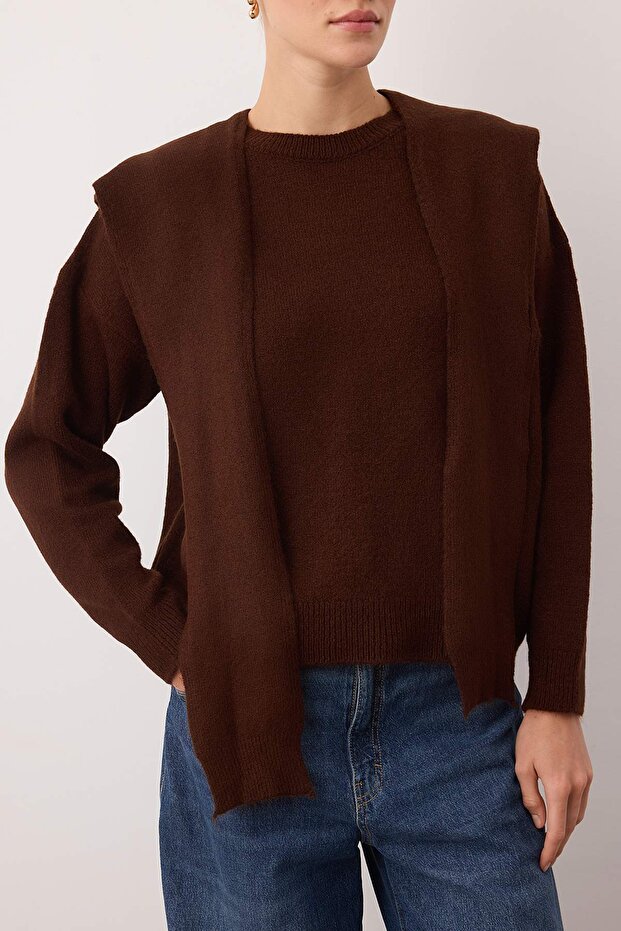 Brązowy sweter z miękkim splotem i szerokim kołnierzem TWOAW26KZ00166 - 4