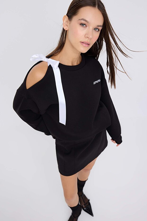 Teen Siyah Açık Omuzlu Slogan Nakışlı Kalın İçi Polarlı Örme Sweatshirt TWOAW26SW00139 - 1