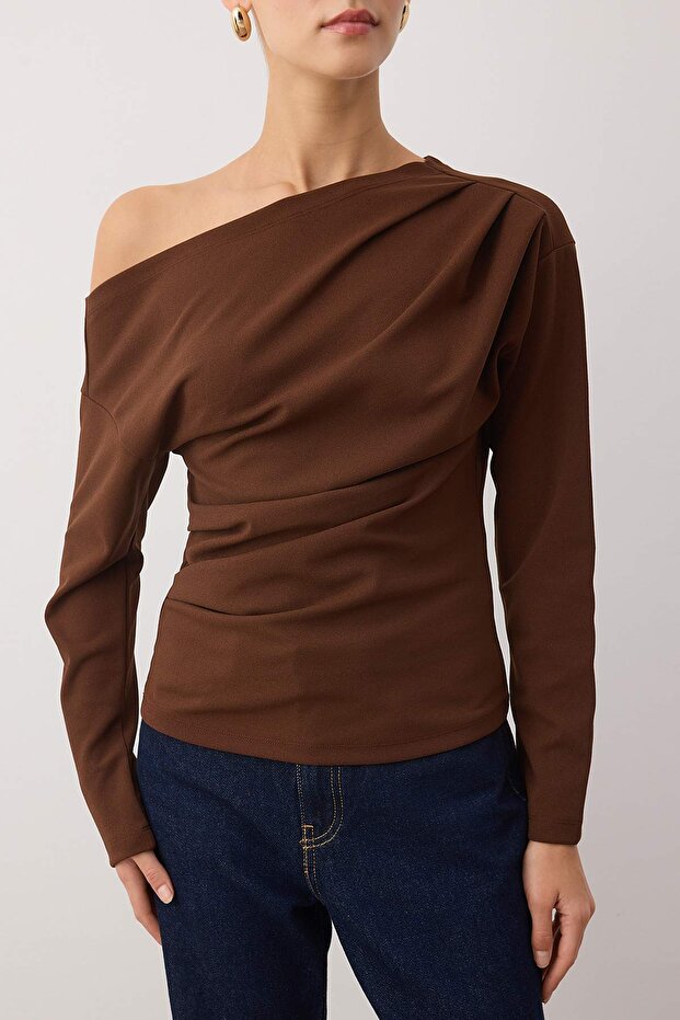 Koyu Kahverengi Büzgü/Drape Detaylı Dökümlü Asimetrik Yaka Örme Bluz TWOAW26BZ00138 - 3