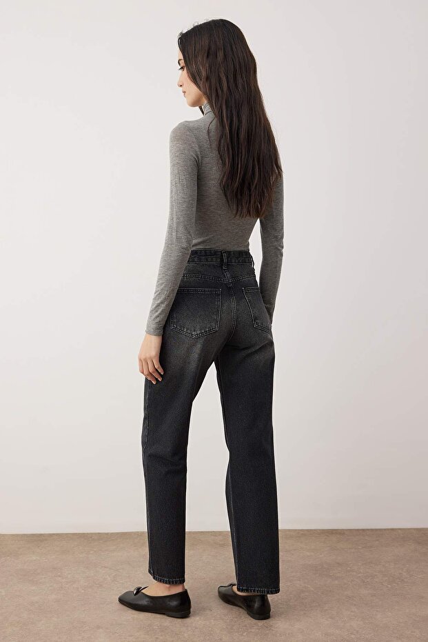 Antracytowe jeansy z wysokim stanem, asymetrycznym zamknięciem, detalami w pasie, prostym krojem i rurkowymi nogawkami TWOAW26JE00132 - 5