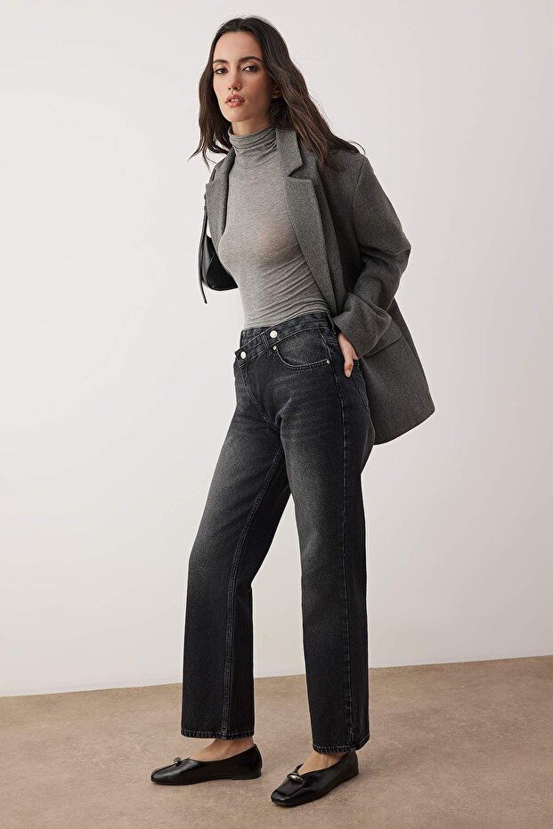 Antracytowe jeansy z wysokim stanem, asymetrycznym zamknięciem, detalami w pasie, prostym krojem i rurkowymi nogawkami TWOAW26JE00132 - 3