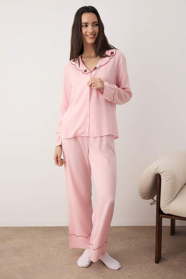 Pembe Çilek Nakışlı Viskon Dokuma Pijama Takımı THMAW26PT00169 - 2