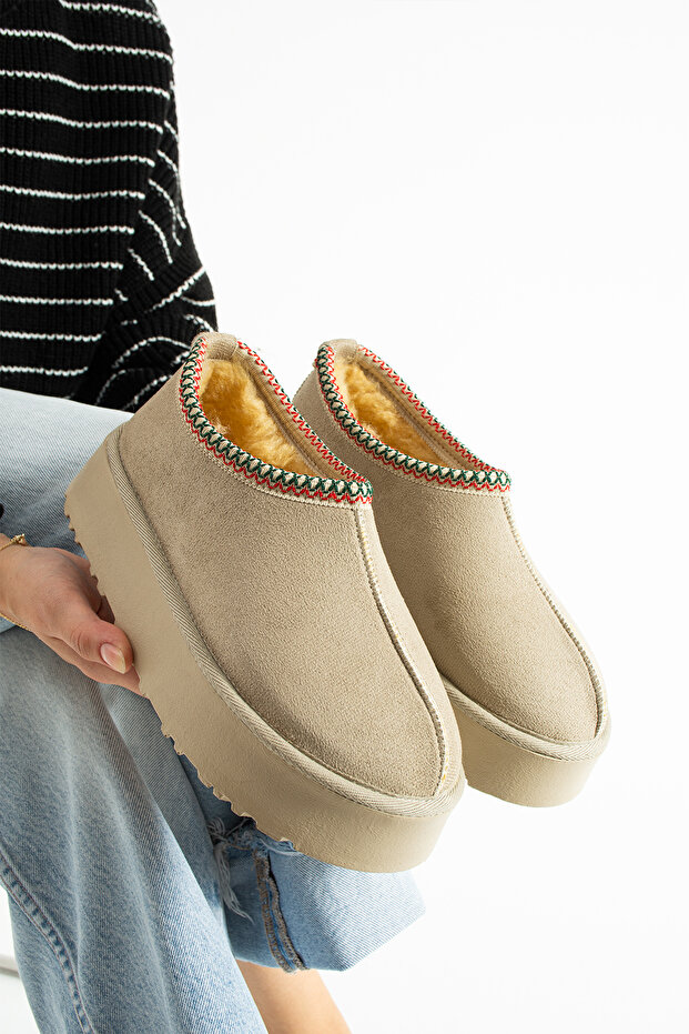 حذاء نصف بوت من جلد الغزال البيج مع نعل سميك من الصوف - 8