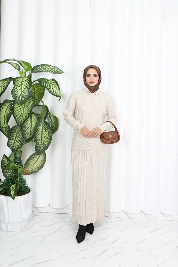 بدلة تنورة مطوي مع سترة