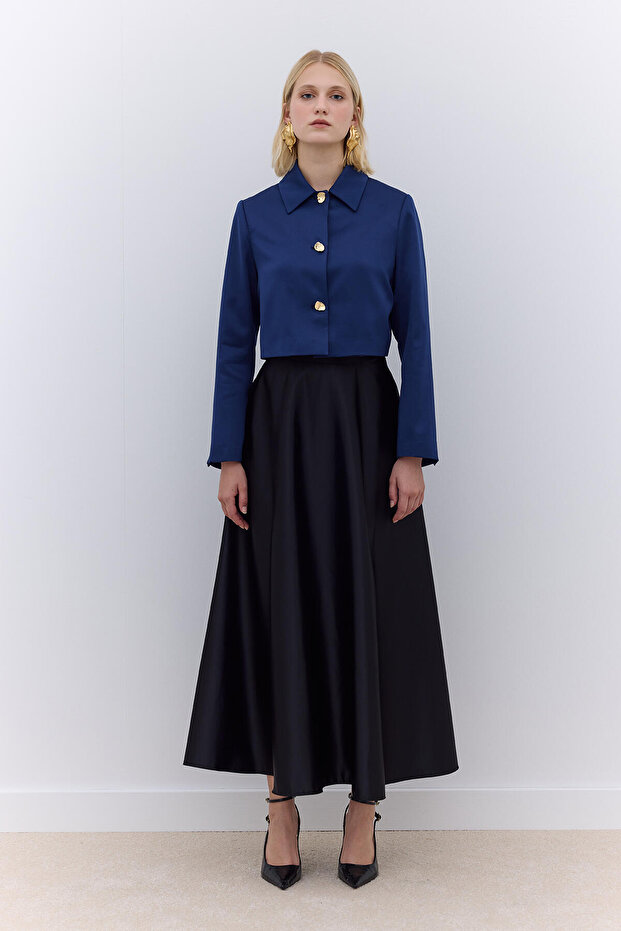 سترة بليزر قصيرة من الساتان باللون الأزرق الداكن - 3