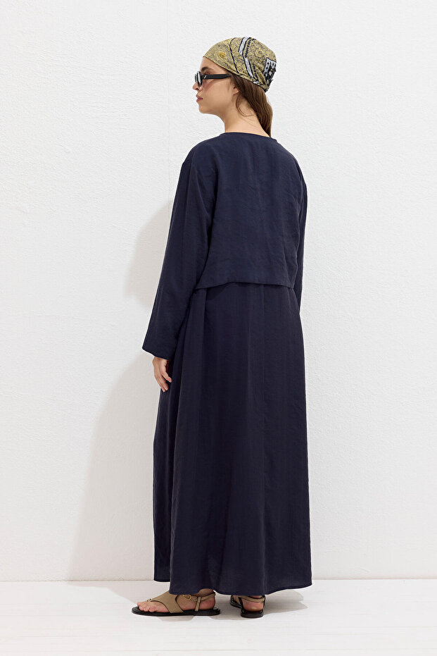 بلوزة بأزرار باللون الأزرق الداكن - 5