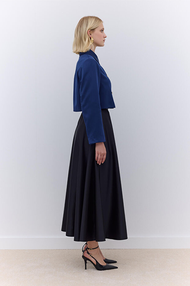 سترة بليزر قصيرة من الساتان باللون الأزرق الداكن - 2