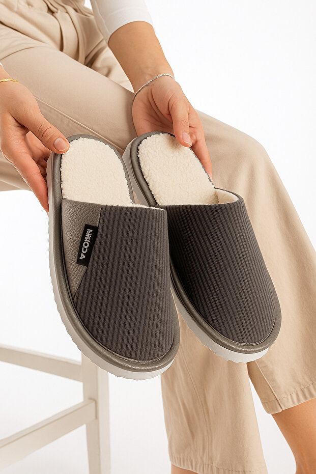 Uniszex házi papucs csúszásmentes talppal, bordázott anyagból, kényelmes modell, stílusos és kényelmes beltéri papucs félig bőr - 1