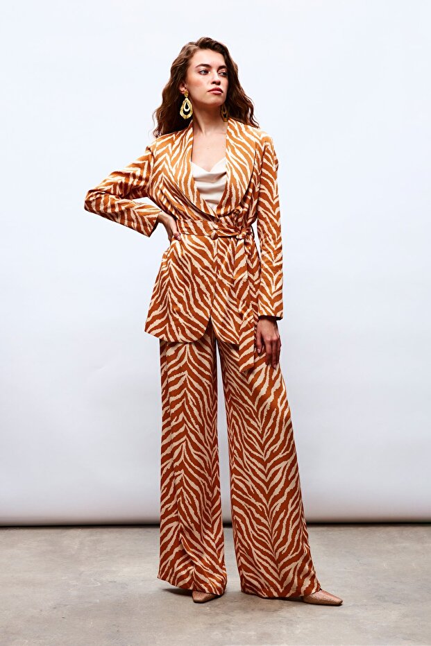 Zebra-gemusterte Satinhose – Kamel - 3