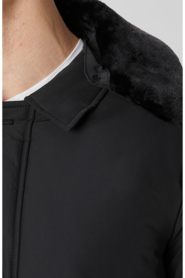 Siyah Kürk Detaylı Mont - 7