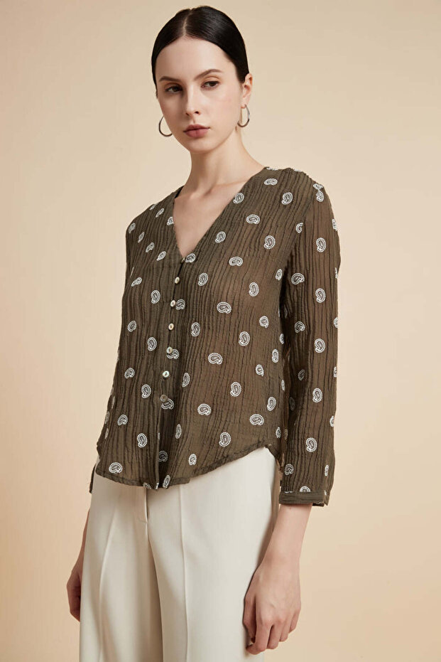 بلوزة مطبوعة برقبة على شكل حرف V - 3