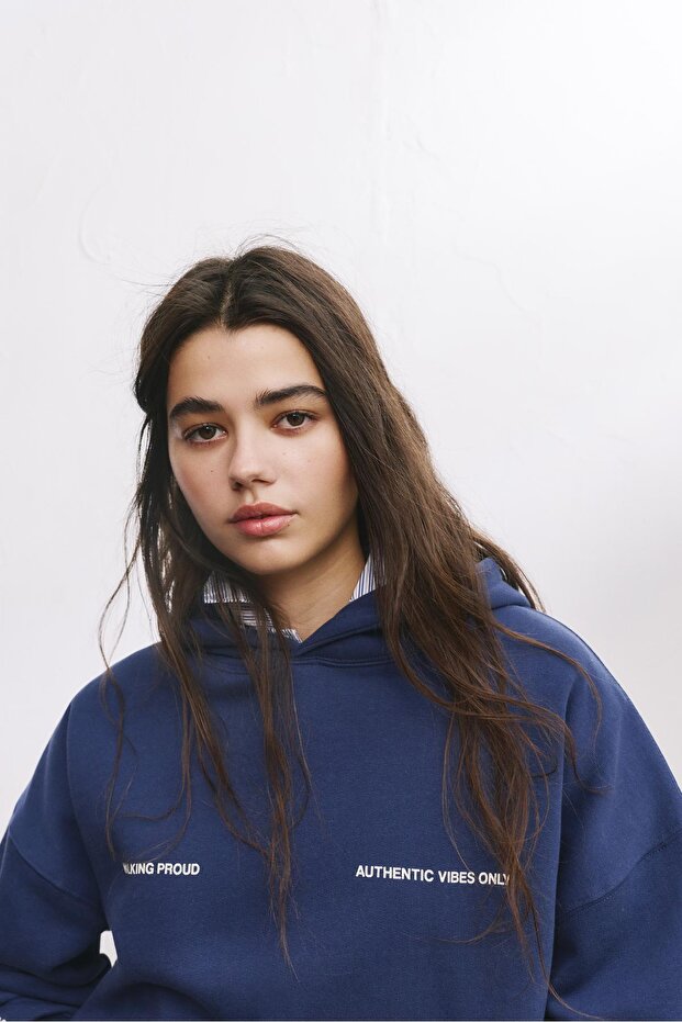 Kapüşonlu mavi yazılı sweatshirt - 1