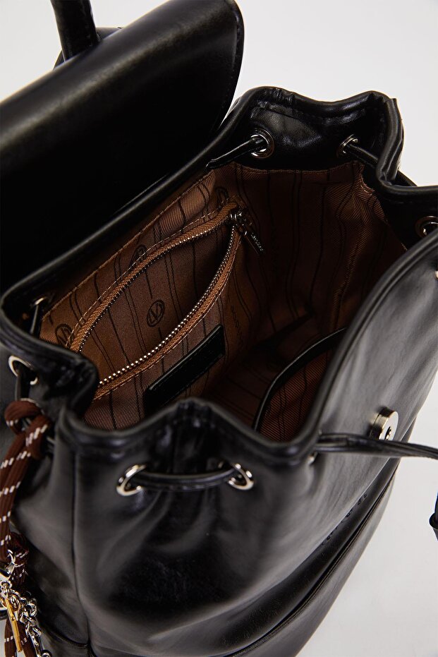 حقيبة ظهر سوداء مزينة بتفاصيل إكسسوارات ساحرة - 3