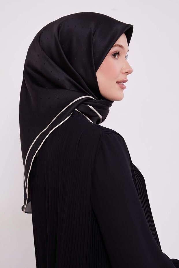 وشاح حريري بنمط مونوغرام منقط باللون الأسود - 2