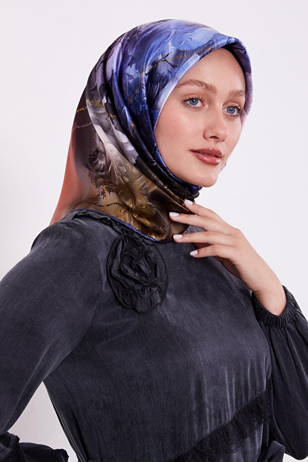 وشاح حريري من سيرا بنمط أزرق داكن وبنفسجي