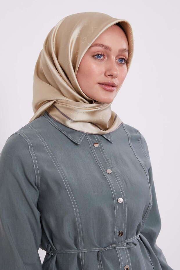 وشاح حريري بنمط قرص العسل الكريمي - 1