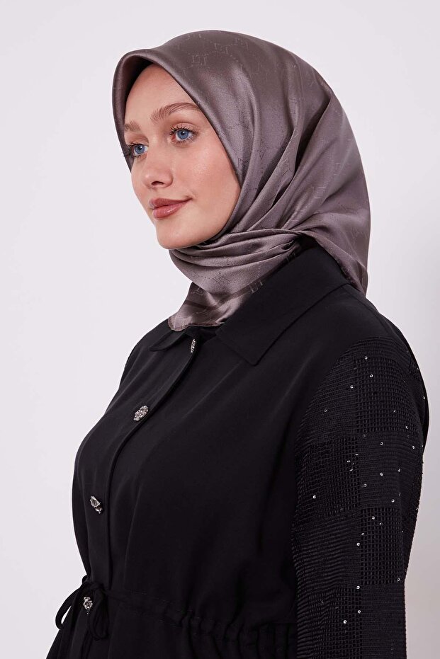 وشاح حريري بنمط قرص العسل باللون البني الداكن - 1