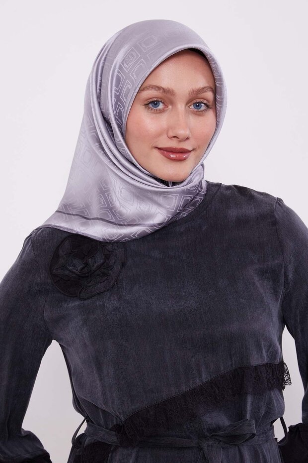 وشاح حريري بنمط فضي منقوش على شكل مونوغرام - 3