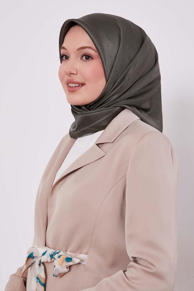 وشاح حريري بنمط مونوغرام منقط باللون الأخضر العشبي - 1